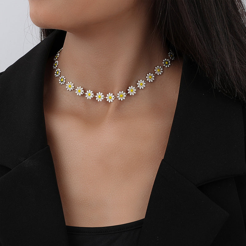 Dainty Daisy Flower Choker Necklace