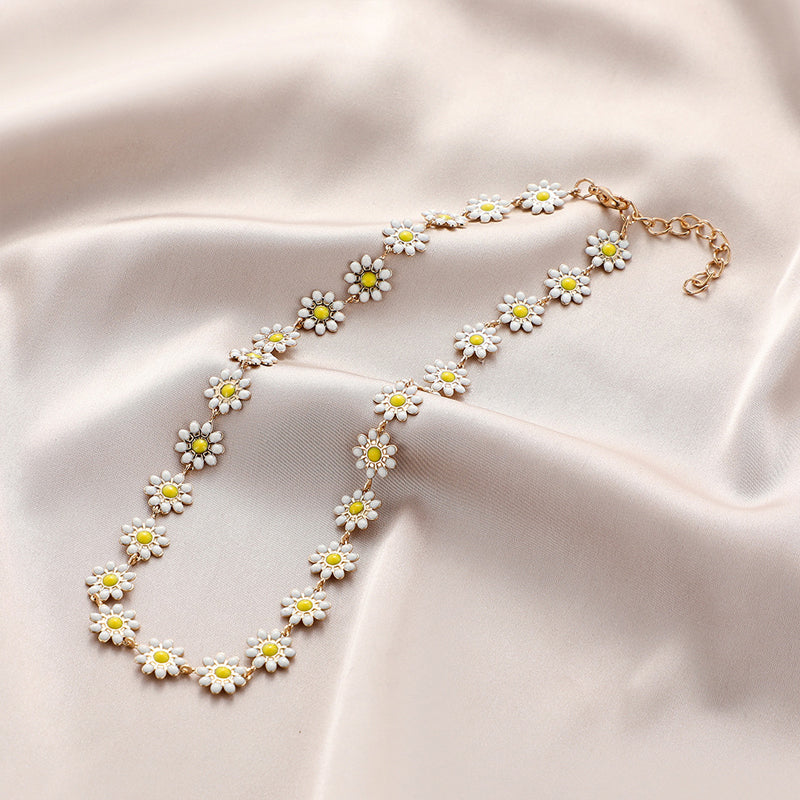 Dainty Daisy Flower Choker Necklace