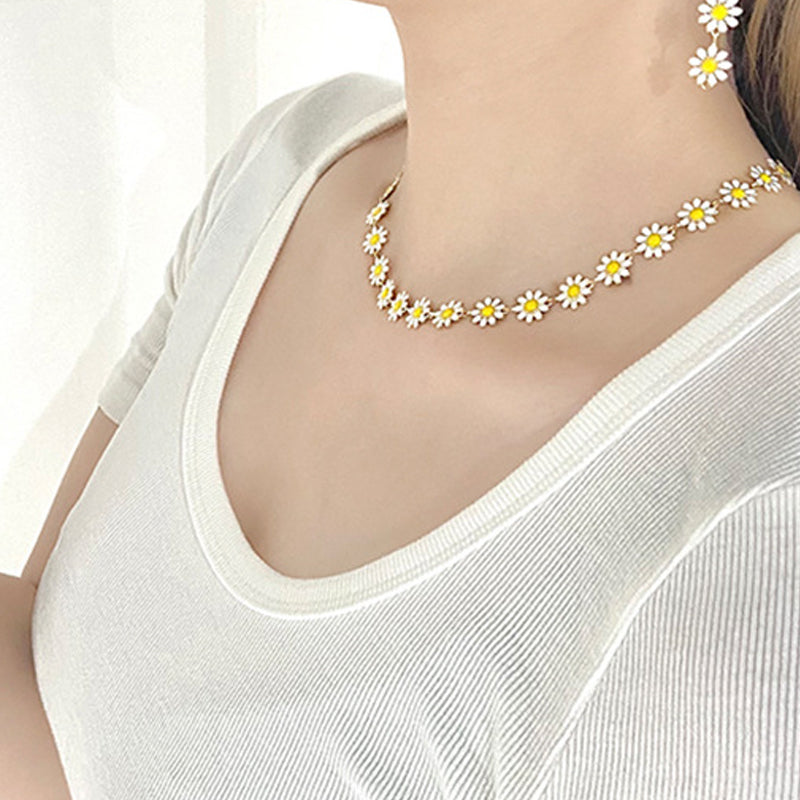 Dainty Daisy Flower Choker Necklace