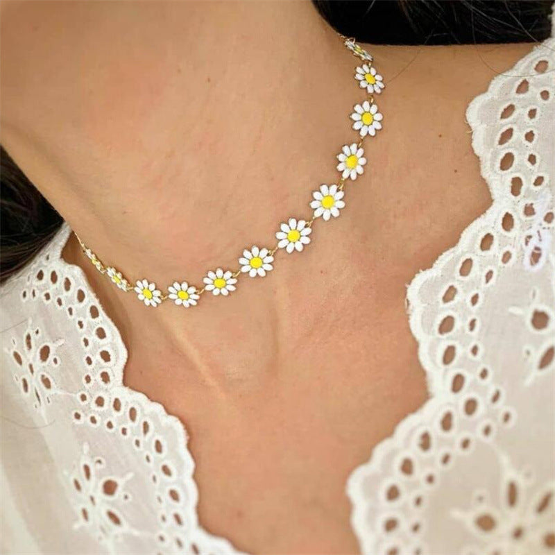 Dainty Daisy Flower Choker Necklace